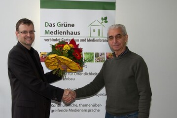 Michael Legrand (links), Projektleiter des Grnen Medienhauses, gratuliert dem neuen Sprecher des Redaktionsbeirates Franz Schmaus nach dessen Wahl. 