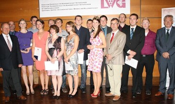 (v.l.)von links nach rechts: Stellvertretende Prsident der LWG Dr. Herrmann Kolesch, Prsident des frnkischen Weinbauverbandes Artur Steinmann, Sophia Schiling, Oliver Plewa, Eva-Maria Werner, Lorenz Neder, Michele Claire Richter, Tobias Hemberger, Eva Sanktjohanser, Kilian Giergerich, Andreas Hopfengart, Weinknigin Melanie Dittrich, Christian Wening, Schulleiter Arved von Mansberg, Wolfram Roth, Steffen Haas, Stefan Hfner, Ministerialrat Johann Stockinger.