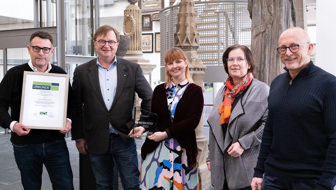 Von links: Achim Eckhardt, trauer/now; Andreas Mäsing, Vorsitzender des Vereins zur Förderung der deutschen Friedhofskultur (VFFK); Sarah Zinn, trauer/now, Edith Strassacker, Geschäftsführerin der Kunstgießerei Strassacker, Günter Czasny, stellvertretender Geschäftsführer der Kunstgießerei Strassacker. Nicht im Bild: Gisela Zimmermann, welche die Plattform trauer/now mit aufgebaut hat und in den Jahren 2019 bis 2022 redaktionell verantwortete.