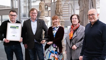Von links: Achim Eckhardt, trauer/now; Andreas Msing, Vorsitzender des Vereins zur Frderung der deutschen Friedhofskultur (VFFK); Sarah Zinn, trauer/now, Edith Strassacker, Geschftsfhrerin der Kunstgieerei Strassacker, Gnter Czasny, stellvertretender Geschftsfhrer der Kunstgieerei Strassacker. Nicht im Bild: Gisela Zimmermann, welche die Plattform trauer/now mit aufgebaut hat und in den Jahren 2019 bis 2022 redaktionell verantwortete.