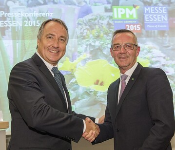 Jrgen Mertz, ZVG-Prsident und Oliver P. Kurth (links), Geschftsfhrer Messe Essen, vereinbarten eine strategische Partnerschaft im Inwertsetzungsprozess Blumen und Pflanzen.