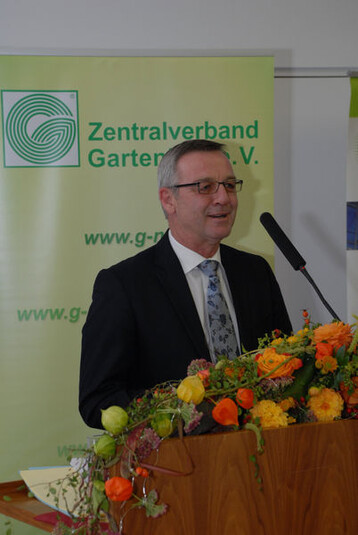 In der ffentlichen Mitgliederversammlung hielt Jrgen Mertz als neuer ZVG-Prsident seine Grundsatzrede vor den zahlreichen Delegierten. 