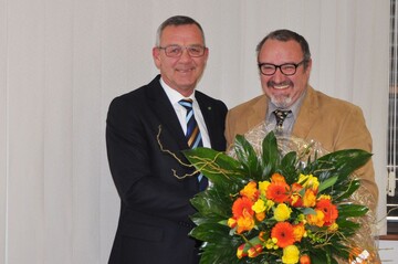 Mit einem Blumenprsent gratulierte HGV-Vizeprsident Uwe Schmidt stellvertretend fr die hessischen Grtner Jrgen Mertz (li) zu seiner Wiederwahl.