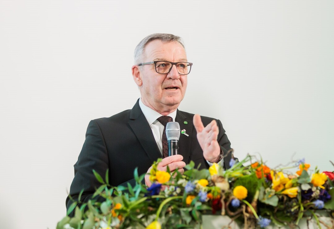 ZVG-Präsident Jürgen Mertz stellte im Vorfeld der IPM den Bericht zum deutschen Gesamtmarkt für Blumen und Zierpflanzen 2023 vor.