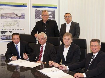 (Sitzend v. l.): Frank Thorwirth, Vorsitzender der Geschftsfhrung der Messe Essen; Dipl.-Ing. Erhard Rther, Vorstand der ZWP Ingenieur-AG; Dipl. Ing. Architekt Helmut Oberholz, Gesellschafter der slapa oberholz pszczulny | architekten; Egon Galinnis, Geschftsfhrer der Messe Essen; (stehend v. l.) Roland Weiss, Generalbevollmchtigter Bau der Messe Essen, und Dipl.-Ing Architekt Lothar Simonis, Geschftsfhrer der slapa oberholz pszczulny| Architekten.