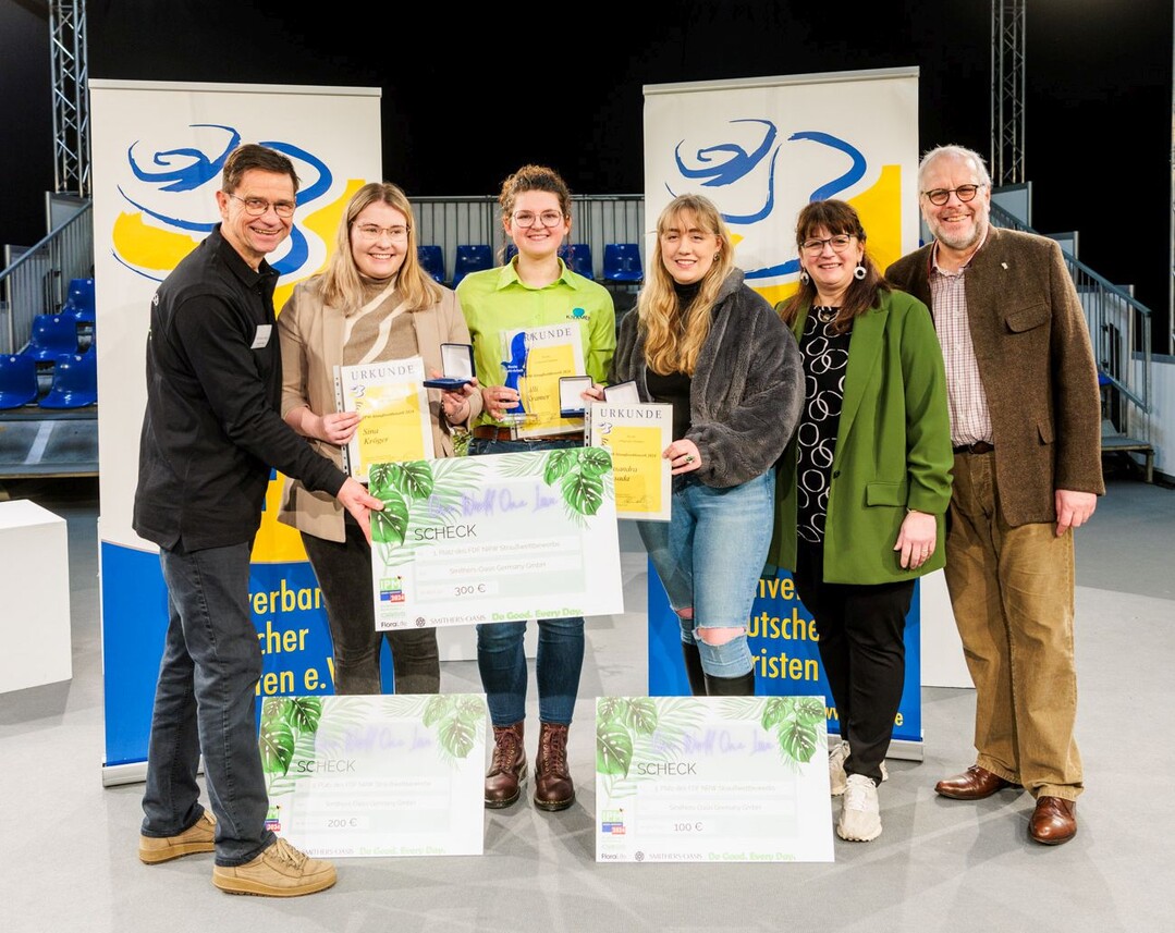 Erfolgreich 2024: Lilli Kramer (3.v.l.) von Kramer Garten & Ambiente aus Buchholz, Sina Kröger (2.v.l.) von der Gärtnerei Schlüter in Bad Oeyenhausen und Kasandra Rosada (3.v.r.) von Lydia Niehüser Blumen & Wohnen in Oberhausen.