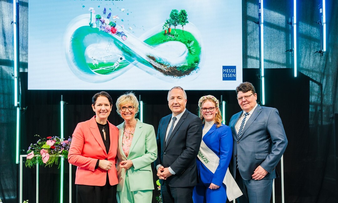 Ceremonial opening of IPM Essen 2025 (from left to right: Silke Gorißen, Eva Kähler-Theuerkauf, Oliver P. Kuhrt, flower fairy Anne-Marie Bals, Andreas Kröger).