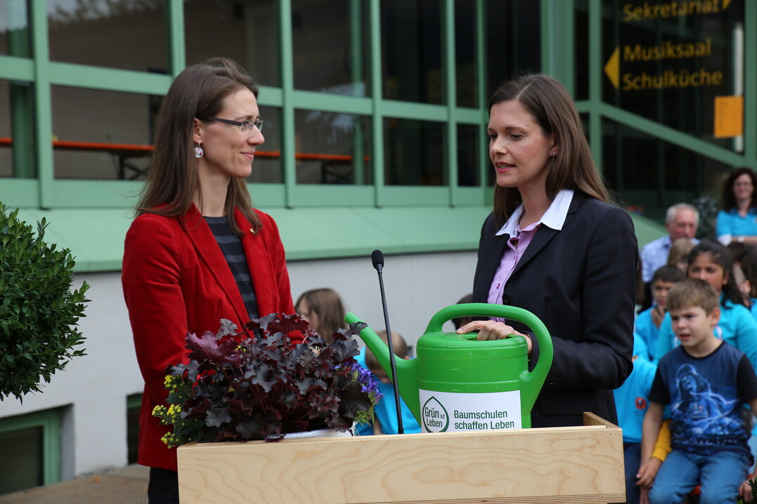 Symbolische Überreichung der Fördersumme an Bettina Gräfin Bernadotte, Initiatorin der Europa Minigärtner durch Julia Peters, Leiterin Verbandskommunikation des BdB.