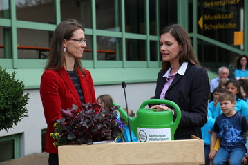 Symbolische berreichung der Frdersumme an Bettina Grfin Bernadotte, Initiatorin der Europa Minigrtner durch Julia Peters, Leiterin Verbandskommunikation des BdB. 