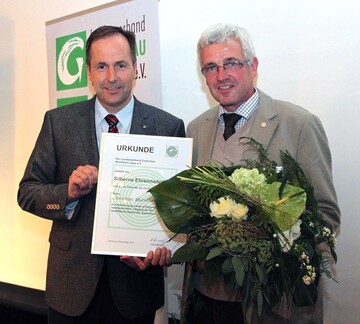 Christian Murrenhoff (rechts) wird mit der Silbernen Ehrennadel des Landesverbandes Gartenbau Westfalen-Lippe ausgezeichnet und zwar von Helmut Rskamp, Prsident des Landesverbandes Gartenbau Westfalen-Lippe.