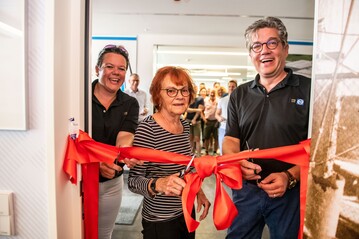Jeanette, Ruth und Frank Lock erffneten gemeinsam das neue Firmenmuseum