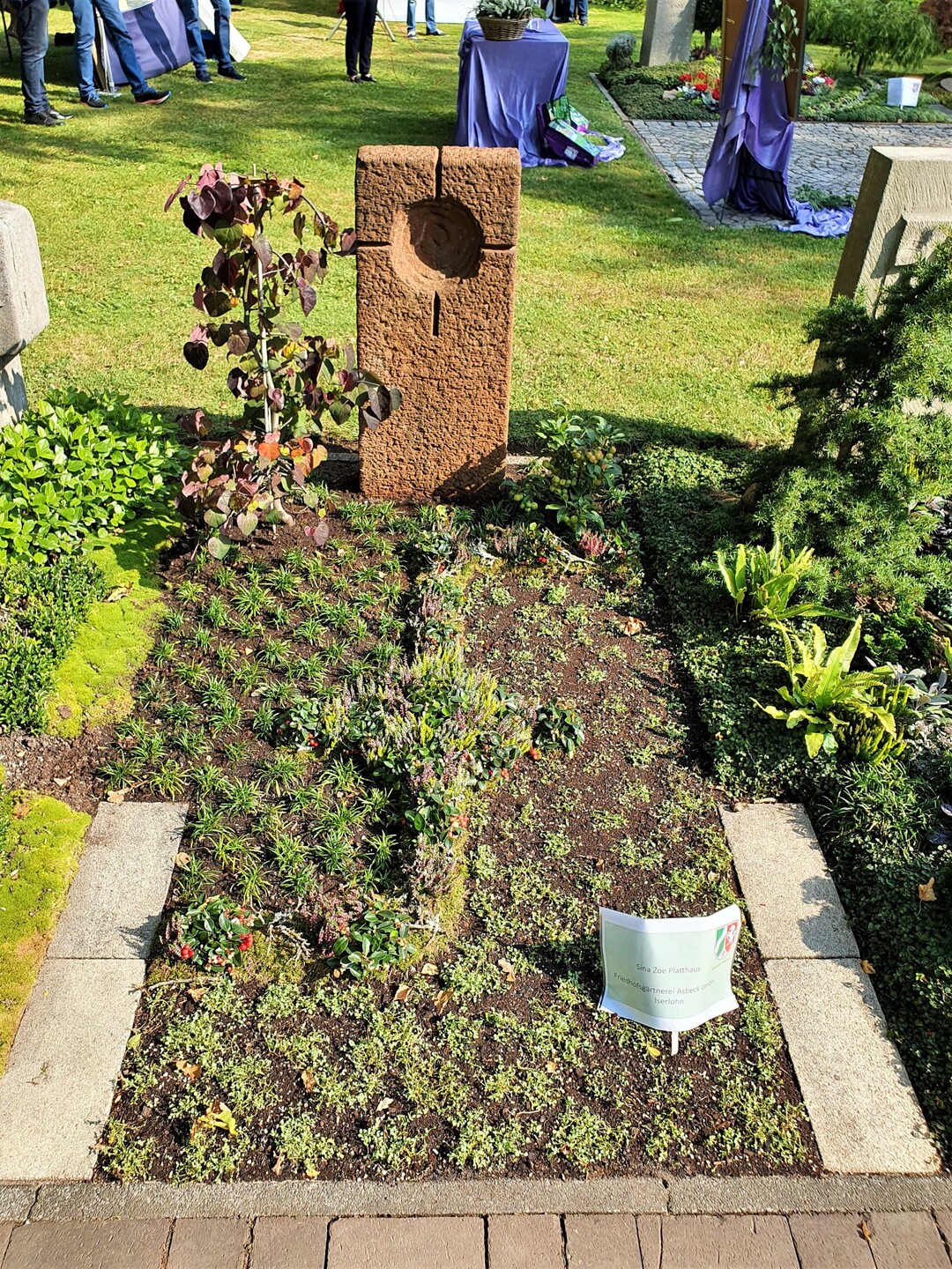   Sina Zoe Platthaus griff in ihrer Pflanzung das im Grabzeichen angedeutete Kreuz auf.