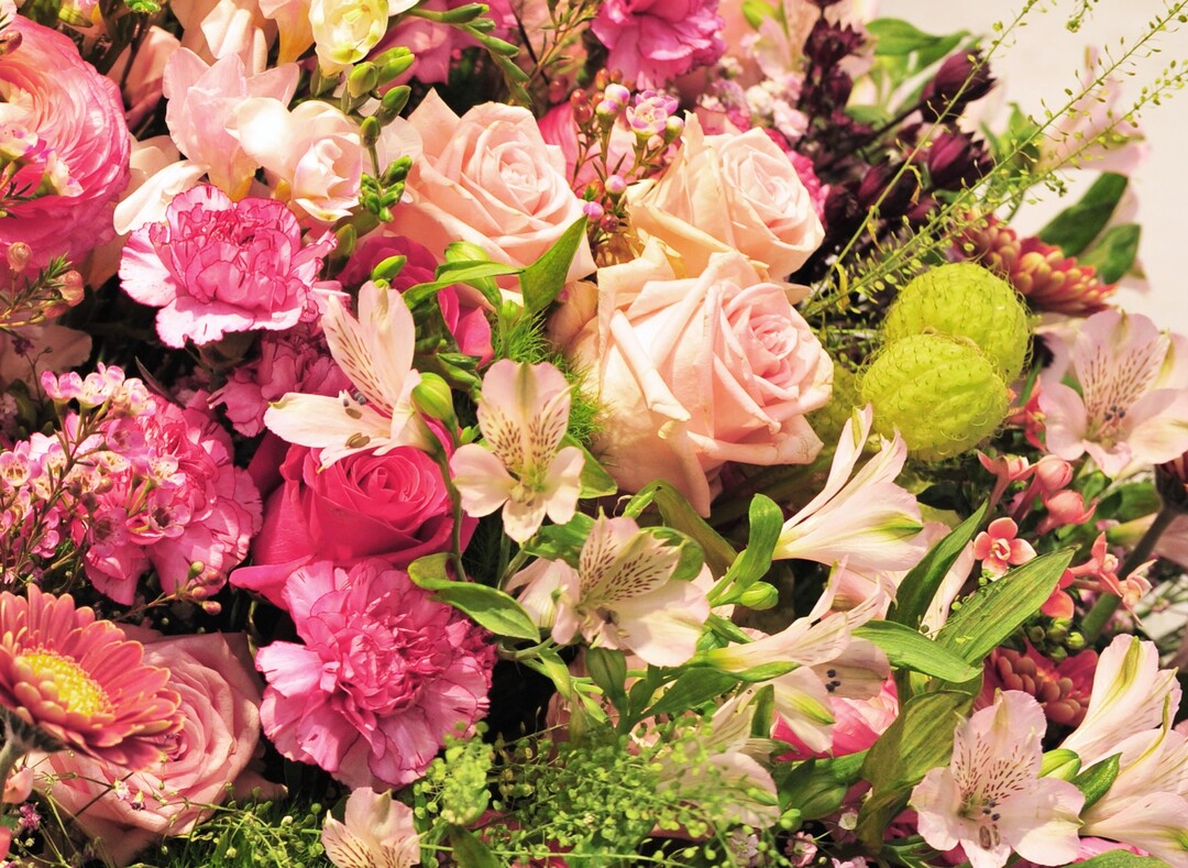 Rosa in Kontrast zu frischem Grn und Rosen in der Hauptrolle  aktuelle Geschenkstrue zum Muttertag setzten auf eine feminine und exklusive Ausstrahlung.