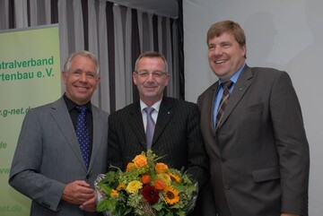 Jrgen Mertz (Mitte), Hadamar, wurde als ZVG-Vizeprsident
sowie als Vorsitzender des Arbeitsausschusses fr Sozialpolitik im ZVG besttigt.
ZVG-Prsident Heinz Herker (links) und ZVG-Vizeprsident Andreas Lohff gratulieren.
