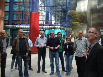 Prof. Dr. Strauch, Beuth Hochschule fr Technik Berlin, (rechts) fhrte die Mitglieder des FvRH zu spannenden Innenraumbegrnungsprojekten in Berlin.
