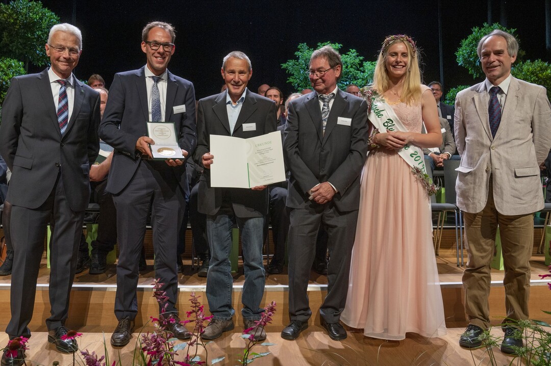 Hartmut Weimann, Vizepräsident des Zentralverbandes Gartenbau, Arnold Konzelmann, Günter Schmid, Norbert Walz, die deutsche Blumenfee Annika Stroers und Ministerialrat Dr. Thomas Schmidt bei der Verleihung des Staatsehrenpreises in Heilbronn.