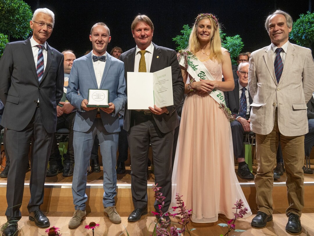 Hartmut Weimann, Vizeprsident des ZVG, Christian Walz und Klaus Rankl, die deutsche Blumenfee Annika Stroers und Ministerialrat Dr. Thomas Schmidt freuen sich ber Silber. 