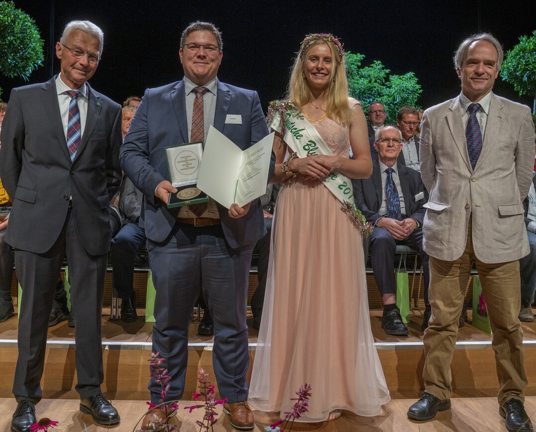 Hartmut Weimann, Vizeprsident des ZVG, Karl Braun, die deutsche Blumenfee Annika Stroers und Ministerialrat Dr. Thomas Schmidt freuen sich ber Bronze