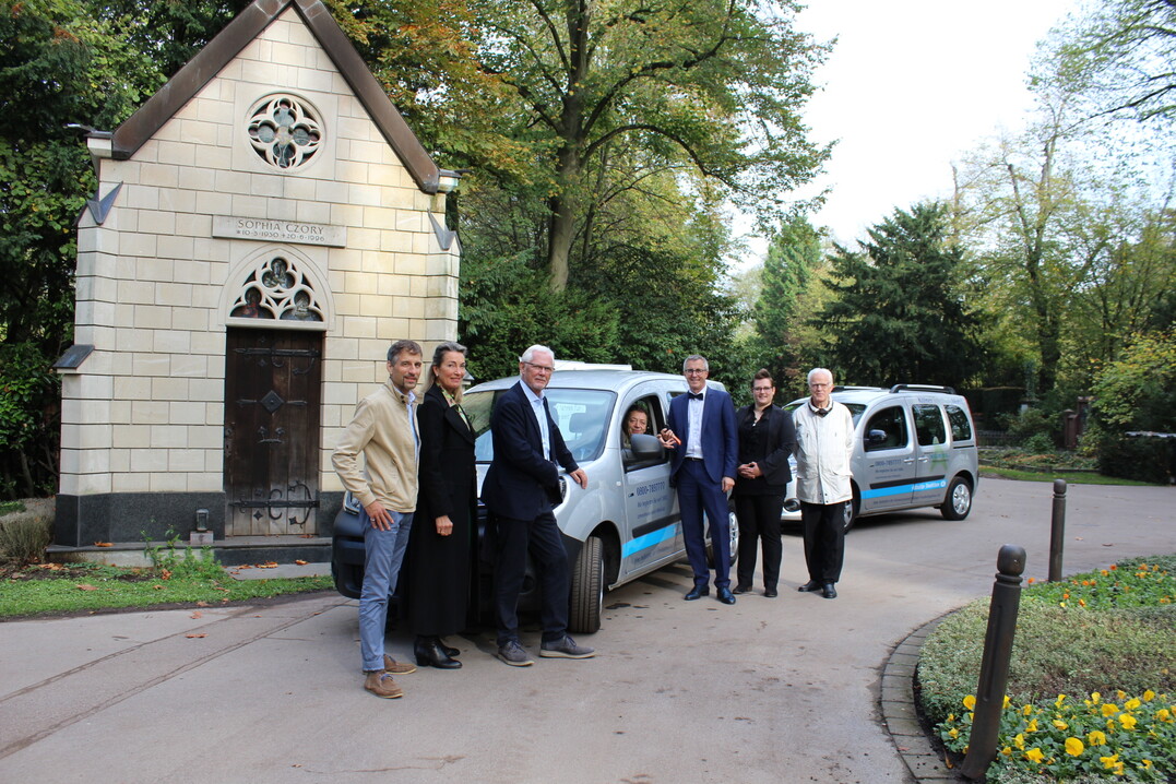 (von links:) Lutz Pakendorf, Birgit Dircks-Menten, Josef F. Terfrüchte, Vorstandsmitglieder und Vorsitzender des Senioren Servicedienste Köln e.V., Fahrer Godehard Bettels, Bürgermeister Andreas Wolter, Fahrerin Josephine Dau und Bernd Ensmann Kreisvorsitzender Senioren Union.