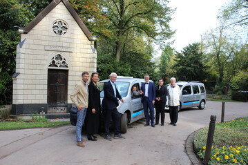 (von links:) Lutz Pakendorf, Birgit Dircks-Menten, Josef F. Terfrchte, Vorstandsmitglieder und Vorsitzender des Senioren Servicedienste Kln e.V., Fahrer Godehard Bettels, Brgermeister Andreas Wolter, Fahrerin Josephine Dau und Bernd Ensmann Kreisvorsitzender Senioren Union.