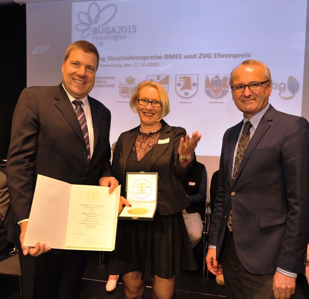 Staatsehrenpreis in Gold für das Bildungszentrum Essen: Andreas Lohff, Vizepräsident des Zentralverbandes Gartenbau, Anja Quayyum-Kocks und Ministerialdirektor Clemens Neumann, Bundesministerium für Ernährung und Landwirtschaft