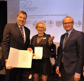 Staatsehrenpreis in Gold fr das Bildungszentrum Essen: Andreas Lohff, Vizeprsident des Zentralverbandes Gartenbau, Anja Quayyum-Kocks und Ministerialdirektor Clemens Neumann, Bundesministerium fr Ernhrung und Landwirtschaft