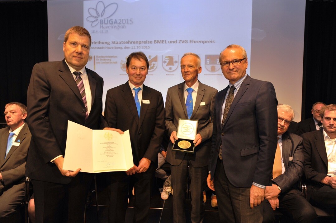 Staatsehrenpreis fr die Ausstellergemeinschaft Ellinger/Haag, Stuttgart: Andreas Lohff, Vizeprsident des Zentralverbandes Gartenbau, Norbert Walz, Andreas Ellinger und Ministerialdirektor Clemens Neumann, Bundesministerium fr Ernhrung und Landwirtschaft