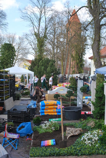 Bei den Pflanzaktionen sind die Betreuer bei der intensiven Zusammenarbeit mit den Ausstellern wie hier auf der BUGA 2015 in Havelberg gefordert