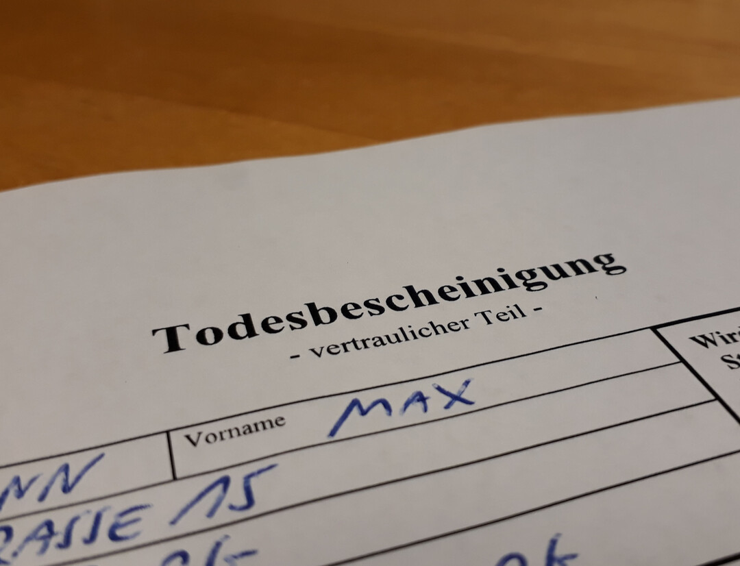 Die Todesbescheinigung, die während der Leichenschau erstellt wird, ist Voraussetzung für die Bestattung.
