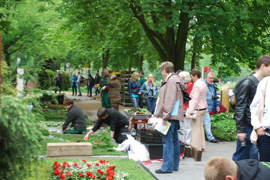 Arbeiten vor Publikum ist auf den großen Gartenschauen das besondere Erlebnis für junge Friedhofsgärtner.