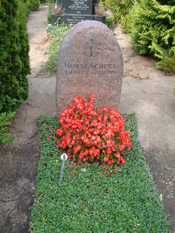 Mit unterschiedlichen Schildern markieren Friedhofsgrtner die Leistungen, die sie im Rahmen der Dauergrabpflege fr Grber anbieten. 