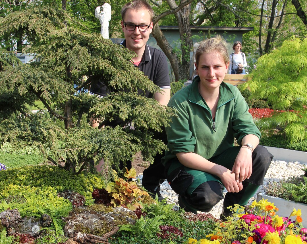 Jennifer Tegeler und Nico Hemsteg bei der Pflege eines Grabes in Heilbronn.