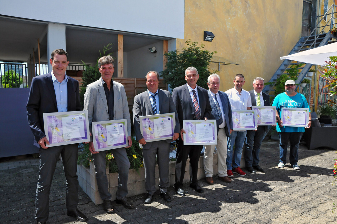 Sie haben sich am Ausstellungsbeitrag der badischen Friedhofsgärtner bei der Landesgartenschau beteiligt und wurden mit einer Urkunde ausgezeichnet: Ingo Buderer, Christof Hilligardt, Alfons Seiterle, Martin Siegele, Matthias Kocher, Felix Ball, Gerhard Hugenschmidt und Andreas Hammig (v.l.).