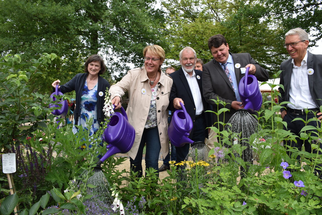 Symbolisches Angießen in Bad Iburg, von links: Birgit Ehlers-Ascherfeld, Vorsitzende des Bundes deutscher Friedhofsgärtner, Ministerin Barbara Otte-Kienast, Friedhofsgärtner Henning Sannemann, Andreas Kröger, Präsident des Wirtschaftsverbandes Gartenbau Norddeutschland, und MdL Martin Bäumer.