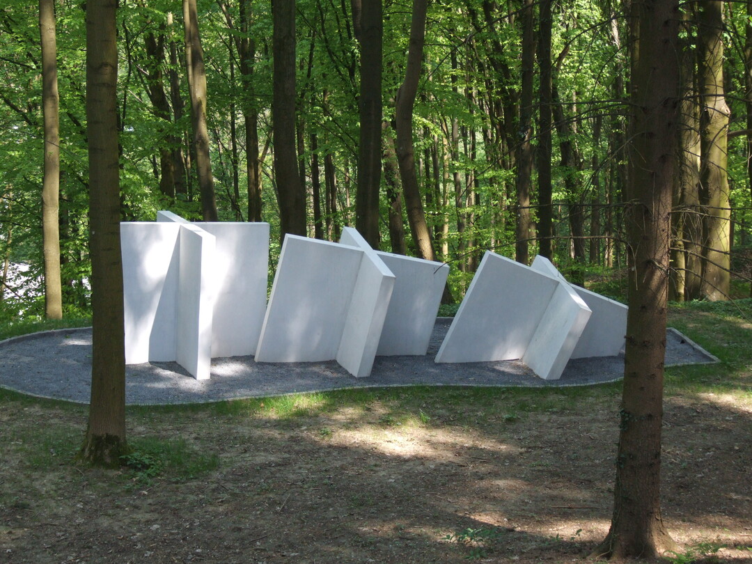 Moderne Kunst in den Bestattungsgärten von Pütz-Roth in Bergisch-Gladbach.