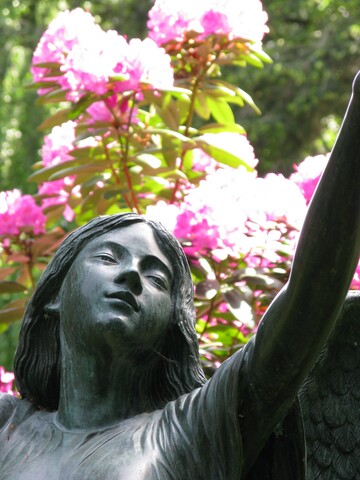 Madonna auf dem Friedhof in Hamburg-Ohlsdorf 
