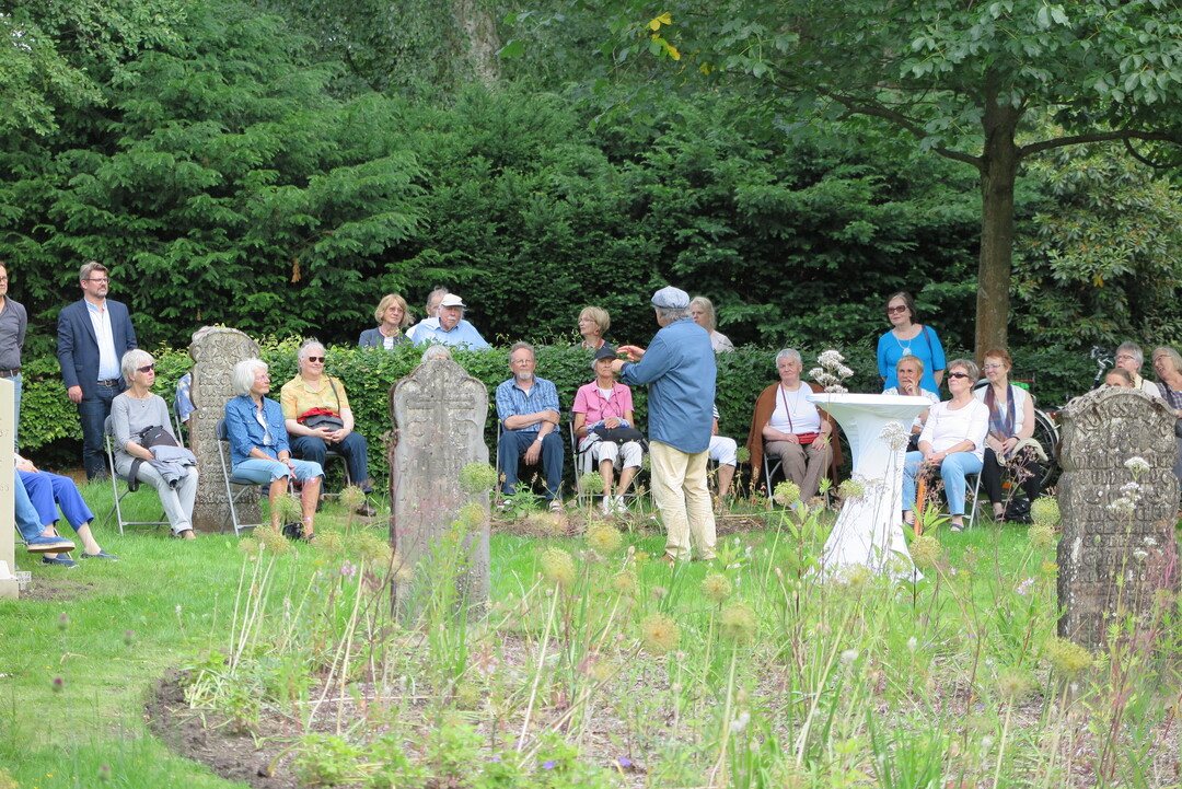 Erzähler Jörn-Uwe Wulf bei der gut besuchten Eröffnung des Wildblumengartens in Hamburg-Ohlsdorf.