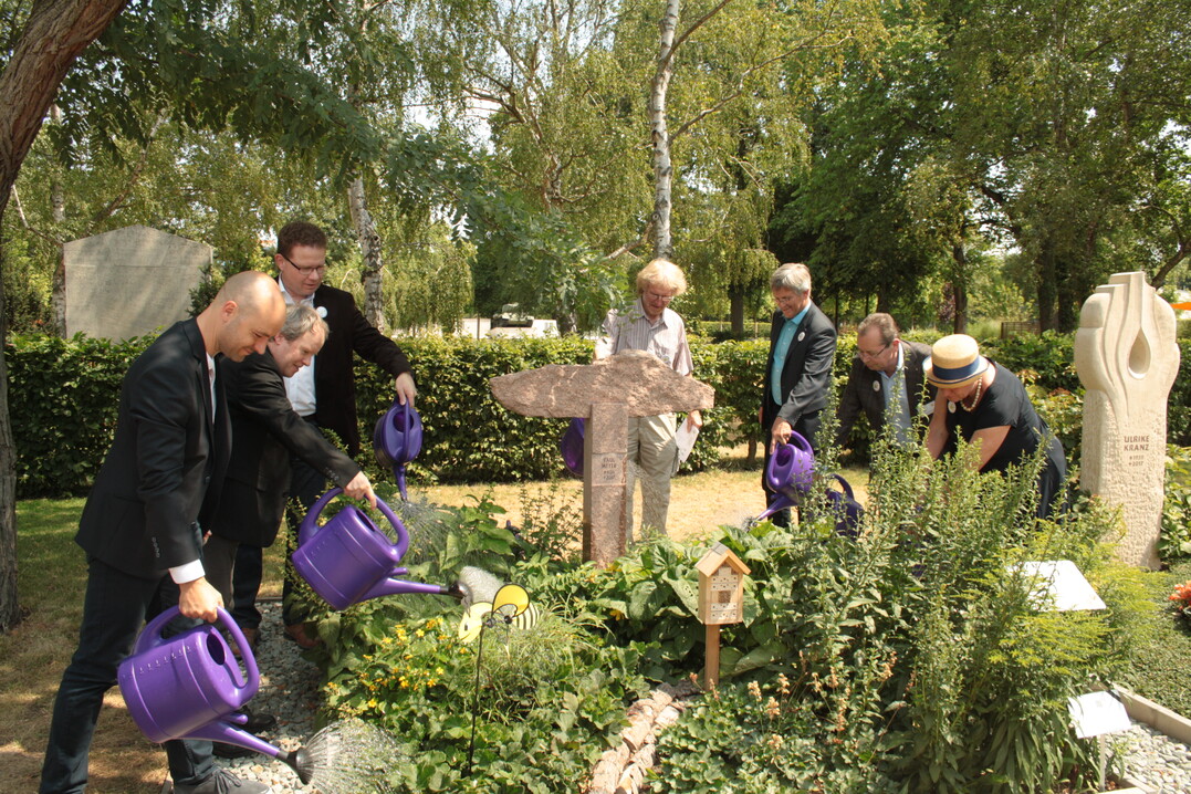 Beim Angießen des Bienengartens auf der Landesgartenschau Burg, Ministerin Prof. Dr. Claudia Dalbert, (vrnl) Armin Kalbe, Joachim Meyer Rehberg, Bernhard Jaesch Imkermeister, Gartenbautechniker und Fachreferent für Bienenweidepflanzen im Deutschen Erwerbs- und Berufsimkerbund, Uwe Stapelmann, Jens Vogler, Stadt Burg, und Dr. Matthias Wucherer, Netzwerk Blühende Landschaft.