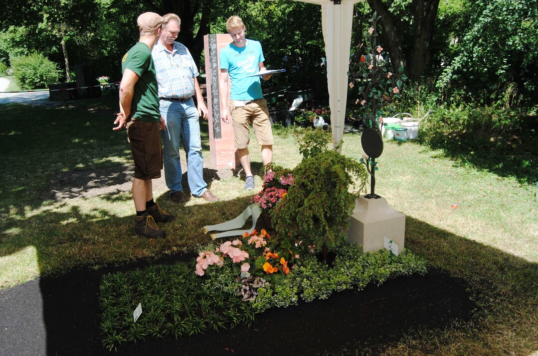 Seit nunmehr sechs Jahren findet der praktische Teil der Prüfung der bayerischen Friedhofsgärtner in der Öffentlichkeit auf dem Münchner Westfriedhof statt, um auf diese oft unterschätzte gärtnerische Fachsparte aufmerksam zu machen.