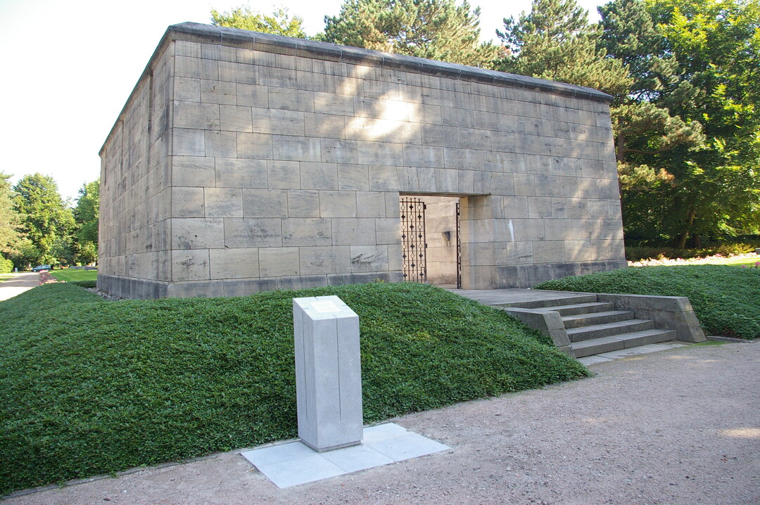 Das Bombenopfermahnmal auf dem Ohlsdorfer Friedhof ist der zentrale Platz für Veranstaltungen zum Friedensfest.