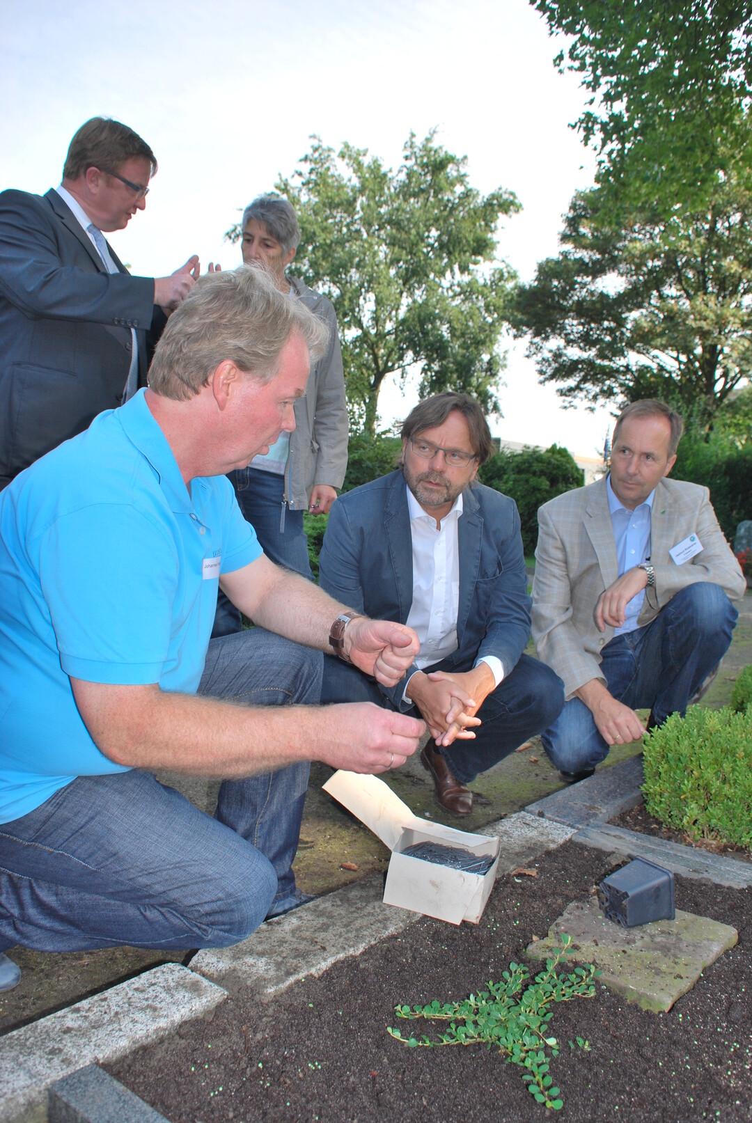 Michael Gro, SPD, mitte, im Gesprch mit Friedhofsgrtner Johannes Wolter, links, in Herten zum Pflanzen von Bodendeckern. Baumschuler Helmut Rskamp, Prsident des Landesverbandes Gartenbau Westfalen-Lippe, rechts, hrt aufmerksam zu 