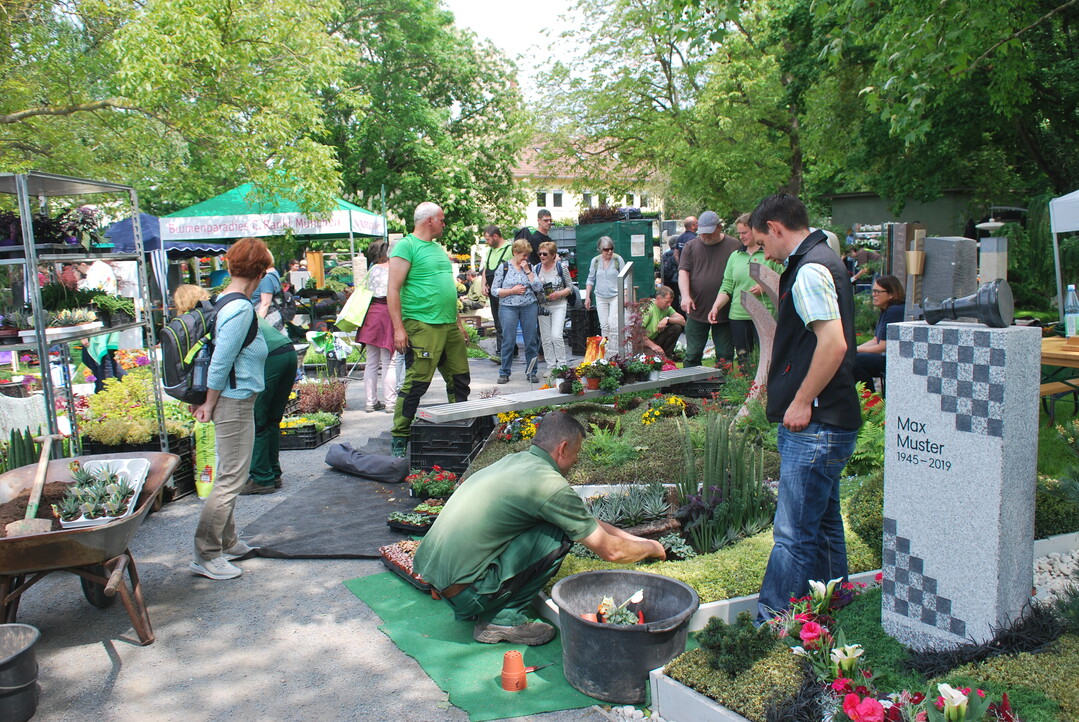 Wenn Friedhofsgärtner arbeiten sind, die wissbegierigen Besucher meist nicht weit.