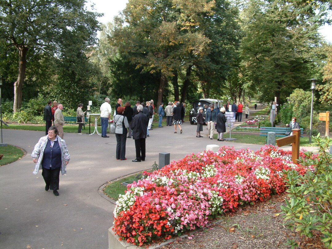 Viele Besucher finden den Weg auf den Friedhof wenn Aktionen in Infos locken.