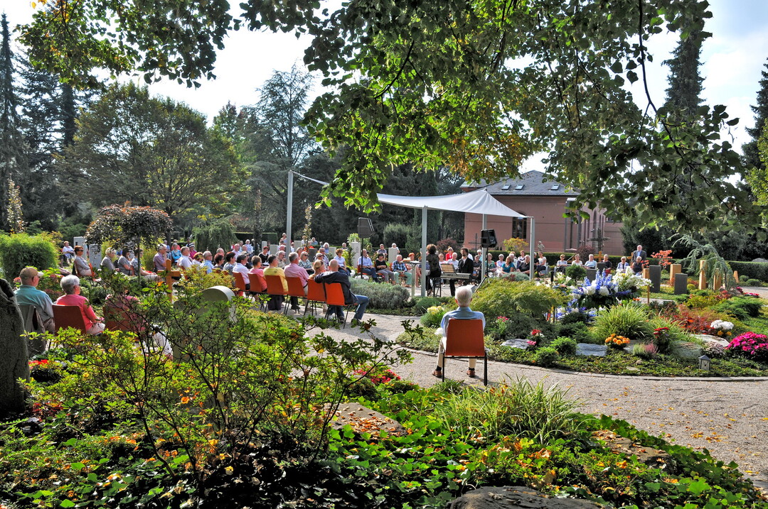 Vor der sptsommerlichen Kulisse des Gartens der Erinnerung auf dem Friedhof Ettlingen erwartet den Zuhrer ein bewegendes Konzert.