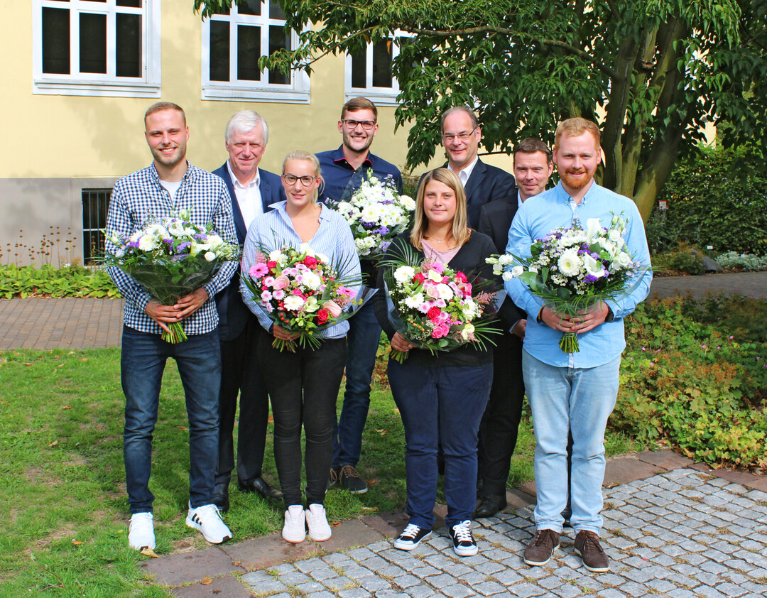 (v.l.): Lukas Kall, Dr. Karl-Heinz Kerstjens (Schulleiter Gartenbauzentrum Essen), Nina Dyx, Michael, Diekhues, Alina van Pütten, Wolfgang Schubert (Bereichsleiter Human Resources bei Landgard), Thomas Keuschen (Landgard Personalentwicklung) und Maximilian Metzer