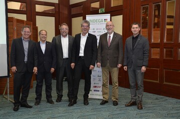 Nach den Neuwahlen in Nrnberg gehren dem Prsidium der Interessenvertretung der deutschen Industrie fr den Gartenbau (INDEGA) an (v.l.nr.): Vizeprsident Wolfgang Krss, Dr.Yasser Dergham, Harald Braungardt (geschftsfhrendes Prsidiumsmitglied), Prsident Frank Lock, Schatzmeister Dr. Lutz Kraushaar und Holger Drge.
