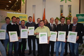 Von links nach rechts, vordere Reihe: Martin Hielscher, Andre Dittmann, Rainer Wittmann und Hendrik Neubert fr die Helix-Produktionsbetriebe und Christian Hartmann, Stefan Glde fr die Grtnersiedlung, Josef Seidl und Ron Kuiper und nehmen die Urkunden fr die FFP-Anerkennung entgegen. Hintere Reihe von links nach rechts: Tobias Fischer (BCS ko Garantie GmbH), Theo de Groot (MPS); Regina Dinkla (FFP), ), Remco Jansen (MPS) und Martin Wildung (Dehner GmbH & Co KG, Category Manager Baumschule / Stauden)