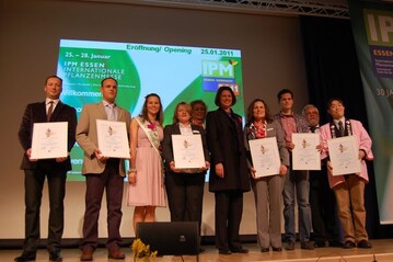 Bundeslandwirtschaftsministerin Ilse Aigner berreichte die Urkunden an die Sieger des diesjhrigen IPM-Neuheitenschaufensters. 