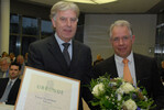 Heinz Herker (rechts), Präsident des Zentralverbandes Gartenbau (ZVG), verleiht die
Ernst-Schröder-Münze an Professor Dr. Klaus Neumann.