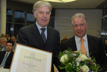 Heinz Herker (rechts), Prsident des Zentralverbandes Gartenbau (ZVG), verleiht die
Ernst-Schrder-Mnze an Professor Dr. Klaus Neumann. 